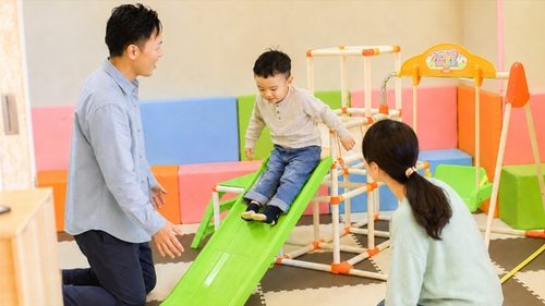 スパホテルユッタリカンのキッズルーム付き客室で遊ぶ家族