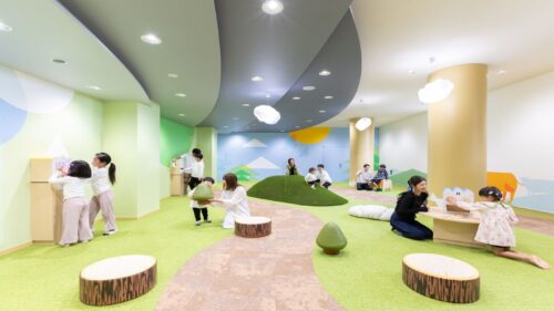 亀の井ホテル 阿蘇のキッズパークあそにわで遊ぶ子供達