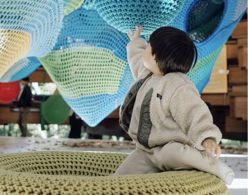 彫刻の森美術館のカラフルなネット遊具「ネットの森」で実際に遊ぶ筆者の子供(2歳)
