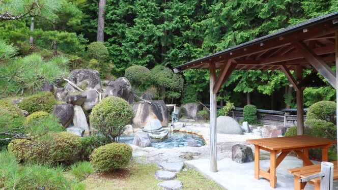 茶臼山温泉 森の宿 遊星館の庭園露天風呂