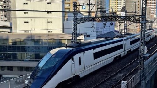 ホテル東京トリップの客室から見える京成スカイライナーと在来線