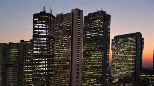 新宿プリンスホテルの客室から一望できる新宿西口ビルの美しい夜景