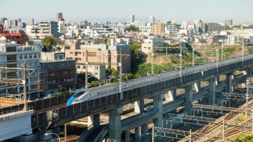 ホテルB4T田端の客室から見える新幹線「はやぶさ」「かがやき」と在来線
