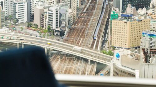 ホテルメトロポリタン丸の内の北側客室から見える新幹線と在来線