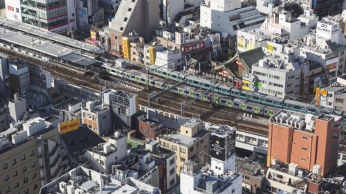 ホテルクラウンヒルズ上野プレミアの高層階限定トレインビュールームからの景色