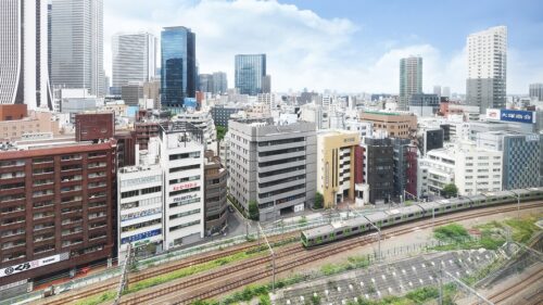 新宿プリンスホテルの高層階客室から楽しむトレインビューと新宿の街並み