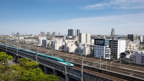 KOKO HOTEL 赤羽駅前の客室から見える新幹線と在来線の景色