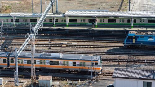 京王プラザホテル八王子の13階・14階から見える特急電車や貨物列車