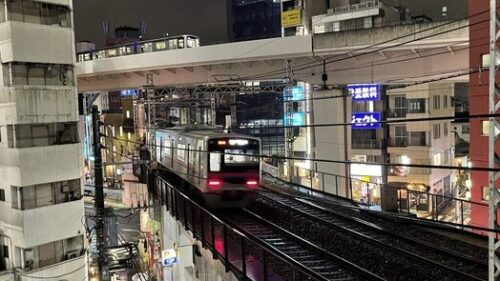 ホテル東京トリップの客室から見える夜のトレインビュー