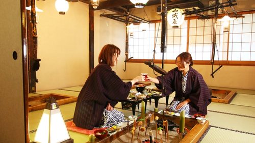 湯西川白雲の宿 山城屋（囲炉裏の火で焼き上げる郷土料理が魅力的♪）の囲炉裏のあるお食事どころ