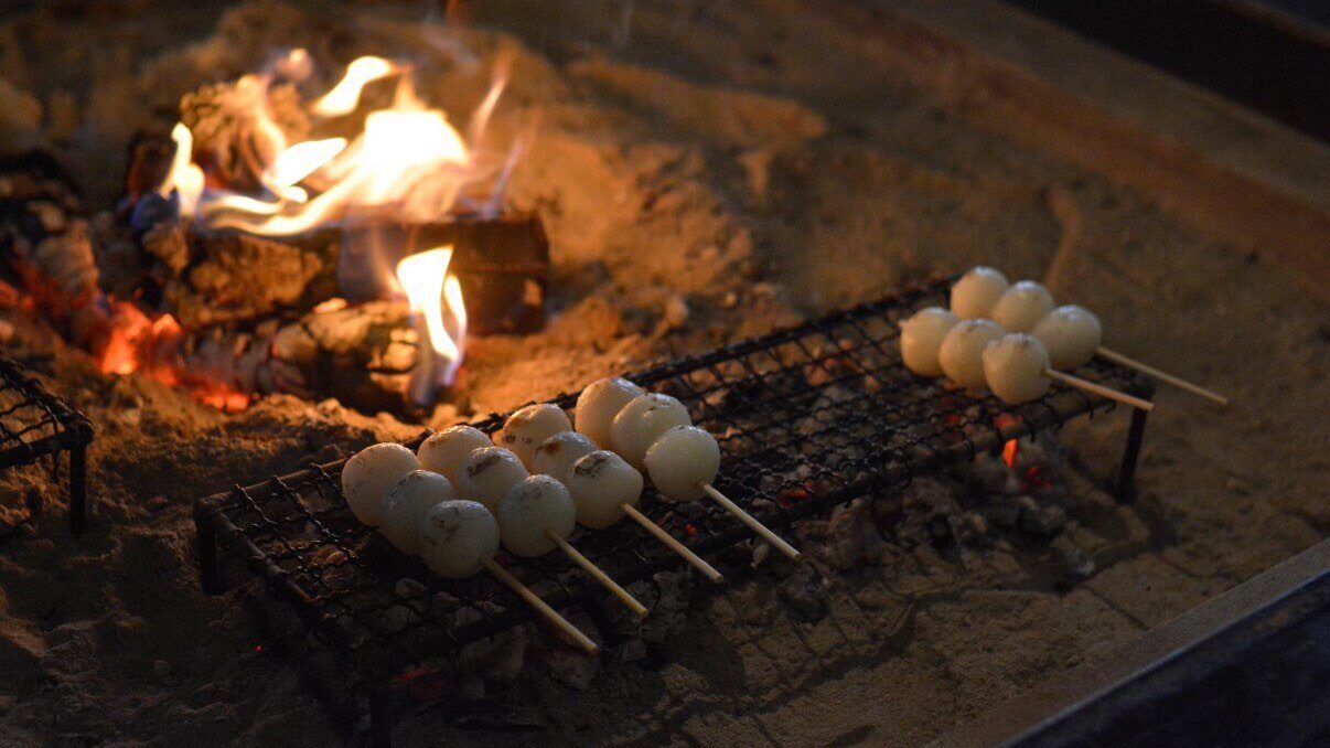源泉湯めぐり 月の群れ（囲炉裏を囲んでお団子焼き体験！）の囲炉裏で食べられるお団子
