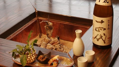 伊豆高原温泉 至福の宿 凪ノ庄の客室にある囲炉裏で楽しめるお食事