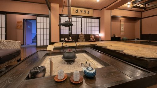 塩田温泉旅館 湯元 うえやま(ロビーの囲炉裏で癒しタイム♪)のロビーにある囲炉裏