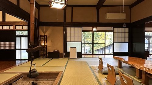湯西川温泉 上屋敷 平の高房（囲炉裏を囲んで味わう会席料理♪）の囲炉裏のある離れの客室