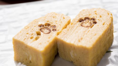 草津温泉 中村屋旅館（囲炉裏を囲んでお食事&看板猫ちゃんに癒される宿！）の名物の猫に肉球の焼印が入った卵焼き