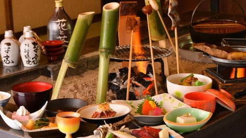 湯西川温泉 彩り湯かしき 花と華（囲炉裏を囲んで伝統料理を味わおう！）のお狩場焼き