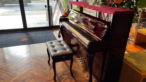 センチュリオンホテルクラシック奈良のロビーのピアノ