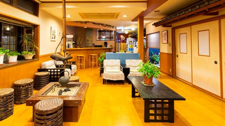 「松崎温泉 炉ばた館」のロビーにある囲炉裏