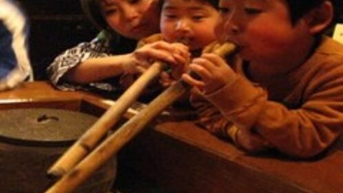 「南伊豆弓ヶ浜温泉古民家の宿山海」でできる囲炉裏の火おこし体験の様子