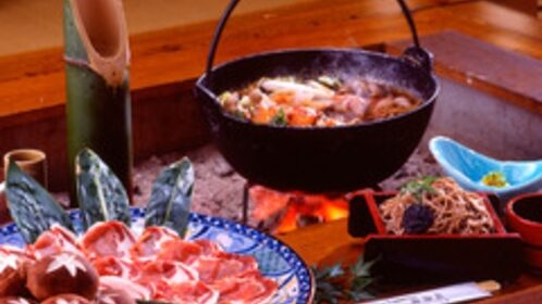 船原温泉 船原館（囲炉裏を囲んで名物料理を味わう！）のお食事