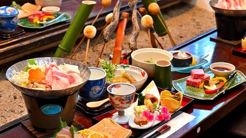 湯西川温泉 上屋敷 平の高房（囲炉裏を囲んで味わう会席料理♪）の囲炉裏料理