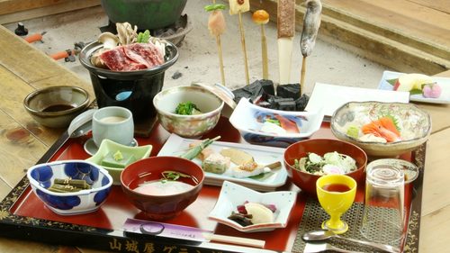 湯西川白雲の宿 山城屋（囲炉裏の火で焼き上げる郷土料理が魅力的♪）の囲炉裏料理
