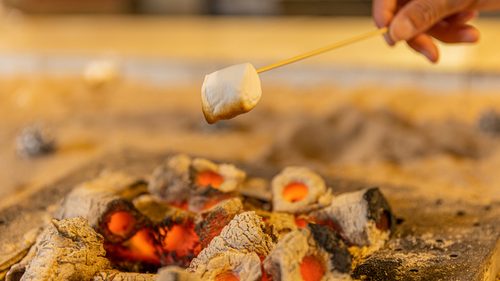 あたら夜西伊豆の囲炉裏でできる焼きマシュマロ体験の様子