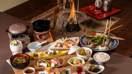 囲炉裏のある宿「湯西川温泉 彩り湯かしき 花と華」の食事の様子