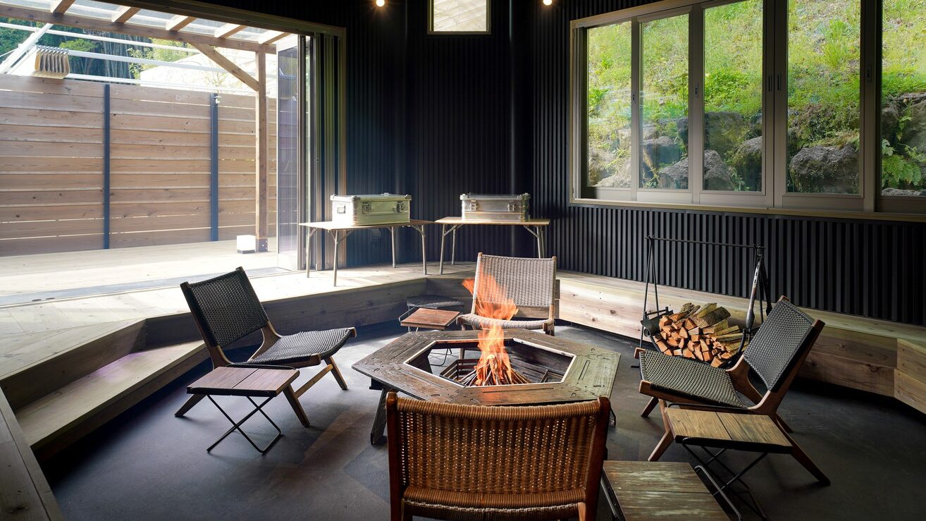 「THE BASE GLAMPING YUGAWARA」の全天候型焚き火スペース「インナーファイヤーピット」