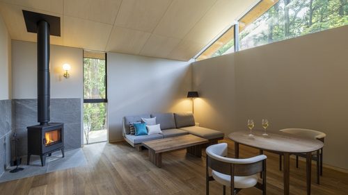 箱根リトリートvilla1/f(プライベート空間で暖炉の炎に癒される♪)の客室の暖炉