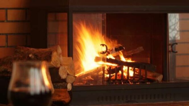ホテル佳山水(暖炉のあるラウンジでリラックスタイム♪)の暖炉の炎