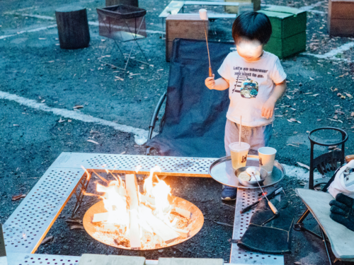 筆者家族が実際に行ったタカオネでの筆者の息子が焚き火を楽しむ様子