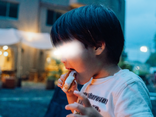 タカオネで筆者の子供がスモアを頬張る様子