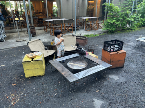 筆者家族が訪れたタカオネで、朝の時間に焚き火を楽しむ様子