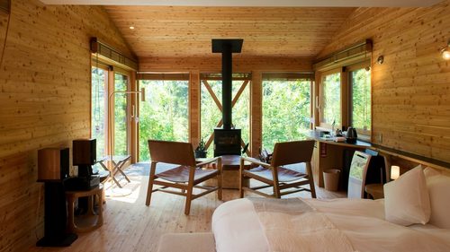 「箱根リトリートvilla1/f」の暖炉のあるヴィラ内装