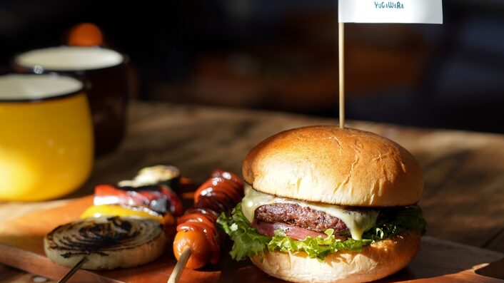 「THE BASE GLAMPING YUGAWARA」で食べられるハンバーガー