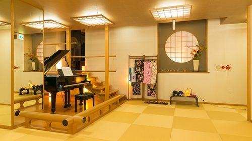 喜仙荘(クラシック音楽が聴ける癒しのお宿♪)のロビーにあるピアノ