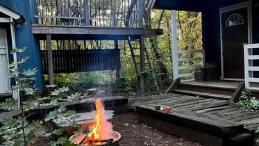「森のDIYコテージ つくつく村」での焚き火の様子