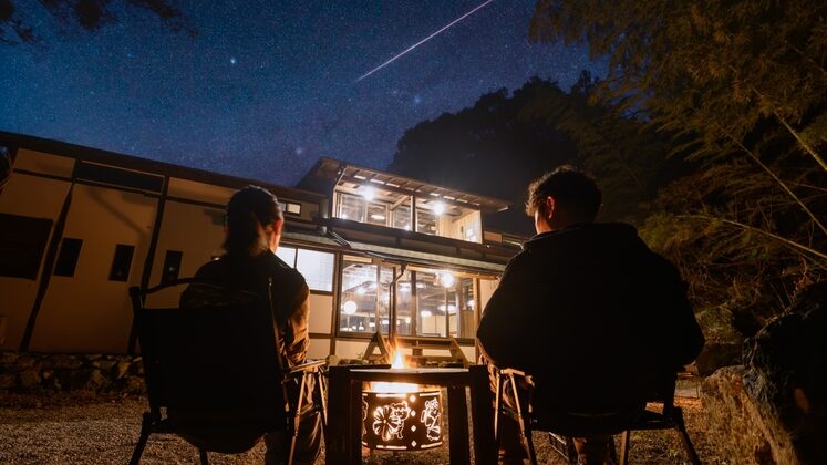 星空と清流の森 グランピングIRODORIで焚き火を楽しむ夫婦