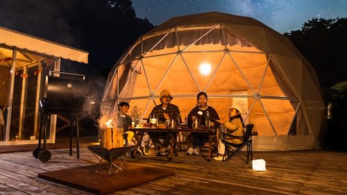 星空と清流の森 グランピングIRODORIで焚き火を囲んでグランピングを楽しむ家族