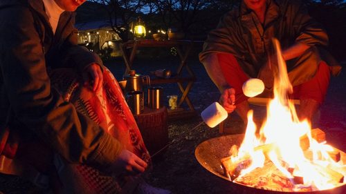 COMORIVERでグランピングや焚き火を楽しむ人々