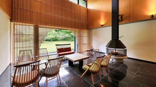 箱根風雅(暖炉の揺らめく炎&ジャズ音楽で贅沢ステイ!)の離れのロビー