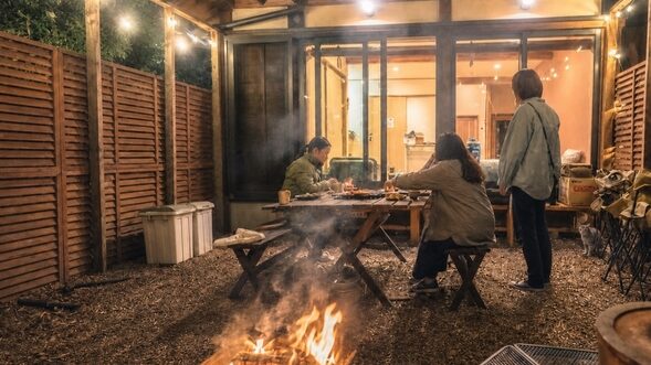 和心村₋古民家とグランピングで焚き火で楽しむ家族の様子