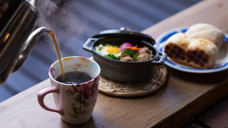 「ログコテージ茶臼の森」でのグランピングの様子